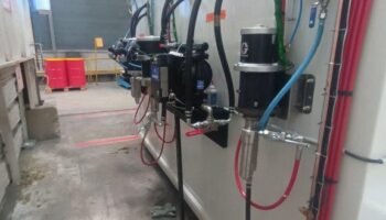 Brassage et distribution de produits solvantés avec la pompe à membrane électrique QUAMTM